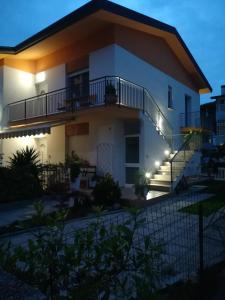 une maison avec balcon la nuit dans l'établissement Cepele House, à Lignano Sabbiadoro