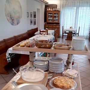una mesa con platos y platos encima en Agritur Bortolotti, en Pergine Valsugana