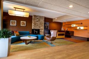 un soggiorno con divano blu e tavolo di Quality Inn & Suites Sandusky a Sandusky