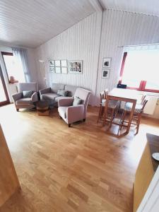 een woonkamer met een bank en een tafel bij Ferienhaus in absoluter Seenähe für 4 Personen in Arendsee