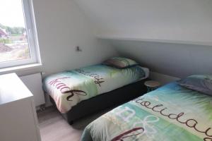Un pat sau paturi într-o cameră la Luxe vakantiewoning dicht bij strand