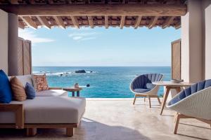 een woonkamer met uitzicht op de oceaan bij Four Seasons Resort Punta Mita in Punta Mita