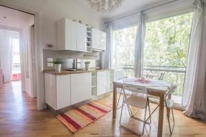 una cucina con un tavolo e una sala da pranzo di Sirena Apartment a Riccione