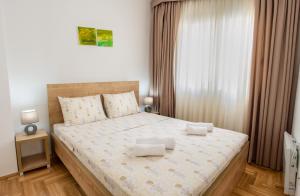 Postel nebo postele na pokoji v ubytování Peace 2 Apartments with parking