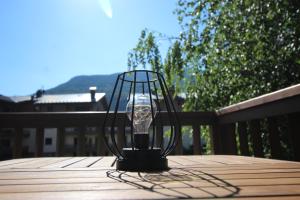 une ampoule assise sur une table sur un pont dans l'établissement Bourg Saint Maurice Centre 45m2 prox Gare SNCF et Funiculaire, à Bourg-Saint-Maurice