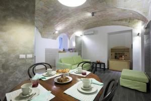 una sala da pranzo con tavolo e un soggiorno di Guesthouse Sant'Angelo a Roma