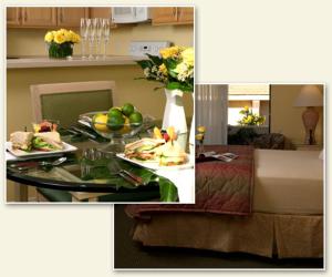 une table avec une assiette de nourriture et un vase de fleurs dans l'établissement GetAways at Palm Springs Tennis Club, à Palm Springs
