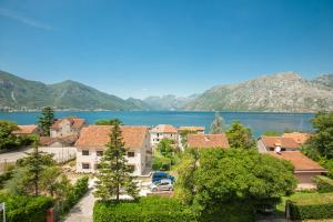 - Vistas a una ciudad con lago y montañas en Vila Sofija, en Kotor