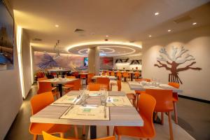 Un restaurante o sitio para comer en ibis Styles Lima Benavides Miraflores