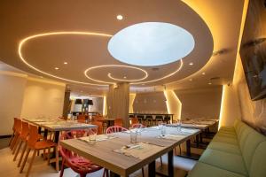 Zona de estar de ibis Styles Lima Benavides Miraflores
