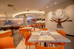 Un restaurante o sitio para comer en ibis Styles Lima Benavides Miraflores