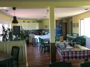 cocina y comedor con mesa y sillas en Annapolis Royal Inn, en Annapolis Royal