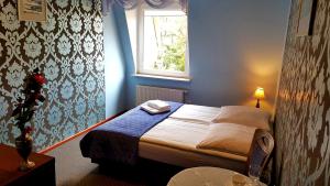 a bedroom with a bed and a window at Villa Bri in Łeba