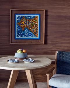 蓬塔米塔的住宿－蓬美達四季度假酒店，一张桌子,上面放着一碗水果和一幅画