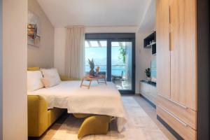 Un dormitorio con una cama y vista al mar. en Vila Sofija, en Kotor