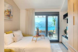 Un dormitorio con una cama y vista al mar. en Vila Sofija, en Kotor