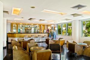 a restaurant with tables and chairs and a bar at Atlantico Sul Hotel in Rio de Janeiro