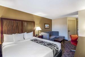 Llit o llits en una habitació de La Quinta by Wyndham Oakland Airport Coliseum