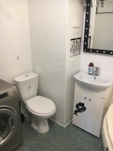 a bathroom with a toilet and a sink at Apartament Bulwar Nadmorski in Gdynia