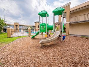 um parque infantil num parque com escorrega em Stayable Lakeland em Lakeland