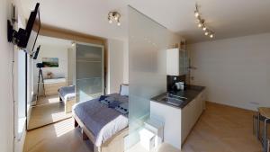 TV a/nebo společenská místnost v ubytování ONSITE Free Garage Parking, 10min Centre by Bus