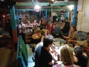 een menigte mensen die in een kamer zitten bij My Little House Surf&backpacker Hostel in Montañita