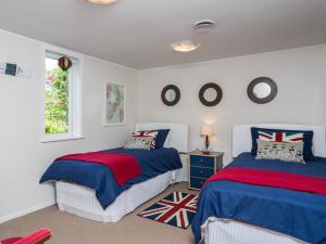 een slaapkamer met 2 bedden en een raam bij Blue Peter - Opua Holiday Home in Opua