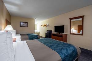 A bed or beds in a room at Econo Lodge Inn & Suites Cayce