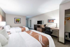 Una habitación de hotel con dos camas y un escritorio. en Quality Inn Mishawaka - South Bend, en Mishawaka 19 fotos más