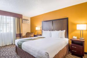 Postel nebo postele na pokoji v ubytování Quality Inn