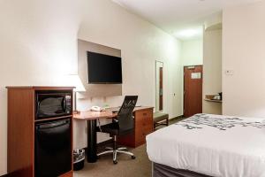 En tv och/eller ett underhållningssystem på Sleep Inn & Suites