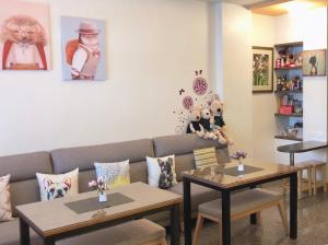 Khu vực ghế ngồi tại Redbean Guesthouse