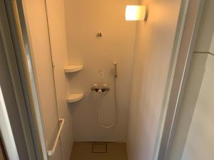 Kinkoにある錦江町ゲストハウス よろっでの小さなバスルーム(シャワー、トイレ付)