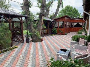 Zahrada ubytování Pensiune Restaurant Rustic Rm Sarat