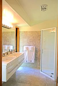 Un baño de Twin Waters Lodge