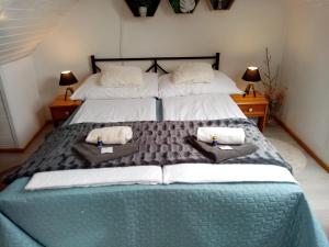 A bed or beds in a room at Kőszeghegyalja Vendégház Még 37 kép