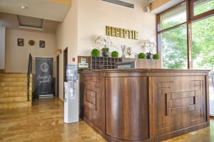 a bar in a room with a refrigerator at Hotel Alma Mamaia in Mamaia