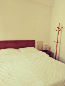 Tempat tidur dalam kamar di 星海芝家民宿Samuel's Home