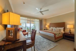 Un pat sau paturi într-o cameră la Sands Suites Resort & Spa
