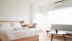 Postel nebo postele na pokoji v ubytování The White Garden Premier Saraburi + 70 fotografií