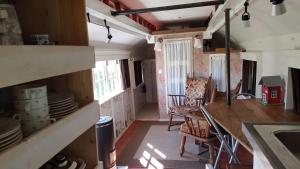 een keuken en eetkamer met een tafel en stoelen bij Zigeuner wagen in Oostvoorne