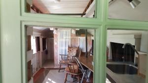 een keuken en eetkamer met een tafel en stoelen bij Zigeuner wagen in Oostvoorne