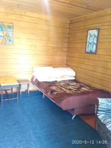 ボリショエ・ゴロウストノエにあるChastnaya Usadba Stanitsaの木製の壁のベッドルーム1室