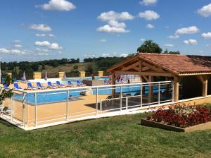 Der Swimmingpool an oder in der Nähe von Résidence Les Hauts de Marquay