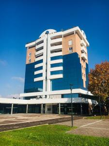 un gran edificio de oficinas con un azul en Crystal Tower M&M en Treviolo