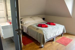 Posteľ alebo postele v izbe v ubytovaní DOMINO-APARTAMENTY Red + 37 fotografií