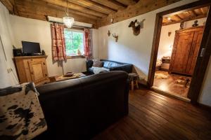 a living room with a couch and a television at Landhaus Alpentraum in Kaning