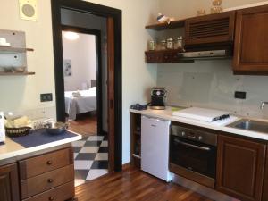 uma cozinha com um lavatório e uma bancada em Appartamenti del Corso em Cuneo