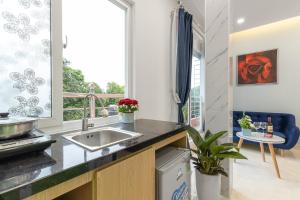 Dapur atau dapur kecil di The Lakeview - West Lake Lotus Apartments