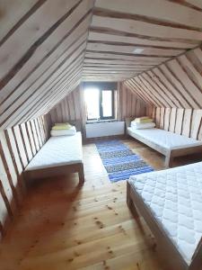 een zolderkamer met 2 bedden en een raam bij Sämi Siil in Sämi